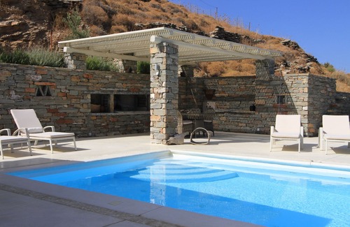 Kea Villa | Amplia villa privada con vistas al mar, piscina infinita, jardín y wifi gratis