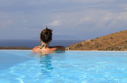 Kea Villa | Amplia villa privada con vistas al mar, piscina infinita, jardín y wifi gratis