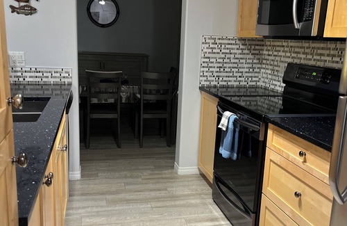 East Kootenay Condominio | Spacious/Quiet 2bdrm, 2 bath with Mountain Views/Pool/Hot Tub/7night Disc!