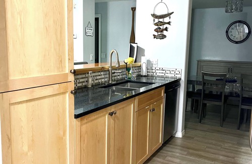 East Kootenay Condominio | Spacious/Quiet 2bdrm, 2 bath with Mountain Views/Pool/Hot Tub/7night Disc!