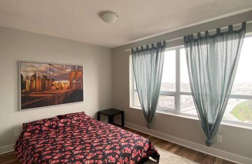 Etobicoke Apartamento | Spacious, Quiet & Cozy Condo 10m from Airport