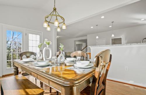 Palm Casa | Spacious & Serene Family Gem: Games, Office, Yard!