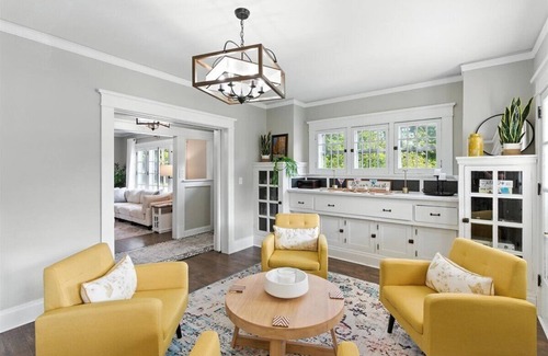 Dayton Casa | Spacious, Southern Charm! 4-bedroom house in Dayton that accommodates 11 guests!