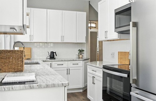 Dayton Casa | Spacious, Southern Charm! 4-bedroom house in Dayton that accommodates 11 guests!