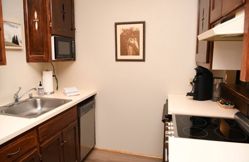 Taos Ski Valley Condominio | Spacious Studio Condo in the Heart of the Resort