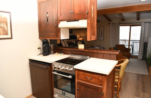 Taos Ski Valley Condominio | Spacious Studio Condo in the Heart of the Resort