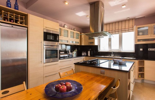 Kare Villa | Amplia villa de lujo ubicada "lejos de todo": privacidad total, vistas únicas.