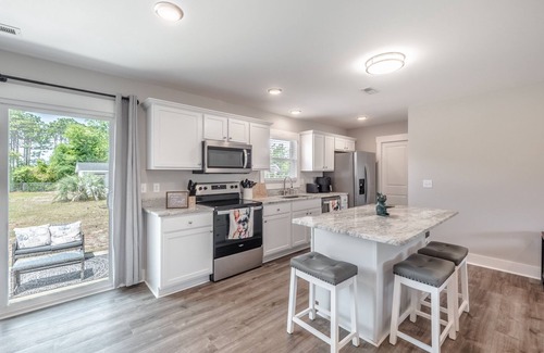 Silver Lake Casa | Spacious w/ all King Beds, 15 min from Beach + Downtown, Pup Friendly!