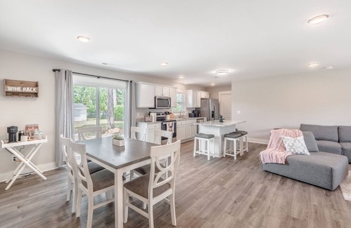 Silver Lake Casa | Spacious w/ all King Beds, 15 min from Beach + Downtown, Pup Friendly!