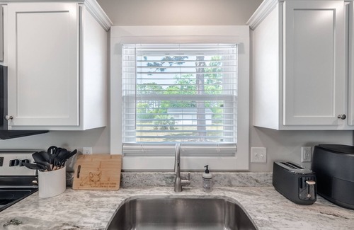 Silver Lake Casa | Spacious w/ all King Beds, 15 min from Beach + Downtown, Pup Friendly!