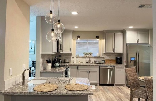 Barker Casa | Sparkling Springs - King Bed, Beauty, Charming, Family Fun