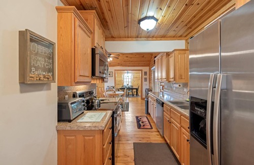 Sparta Cabina | Sparta Cabin + Game Room + Dog Friendly + HOT TUB