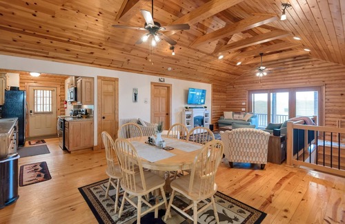 Sparta Cabina | Sparta Cabin + Game Room + Dog Friendly + HOT TUB