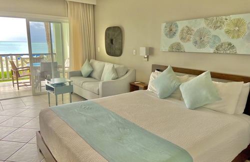 Grace Bay Complejo | Spectacular Beachfront Condo, Ocean Views of Grace Bay, Suite #123