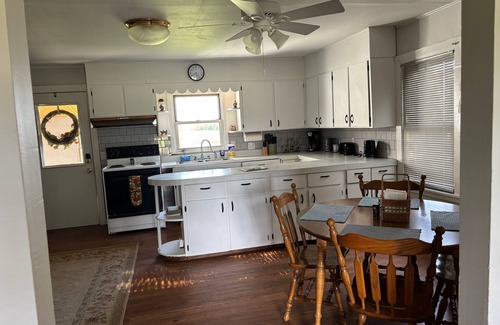 Monroe City Otro | SPENCER FAMILY FARMHOUSE, minutes from Indian Creek Marina on Mark Twain Lake.