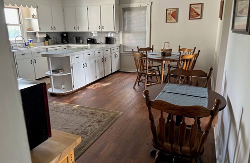 Monroe City Otro | SPENCER FAMILY FARMHOUSE, minutes from Indian Creek Marina on Mark Twain Lake.