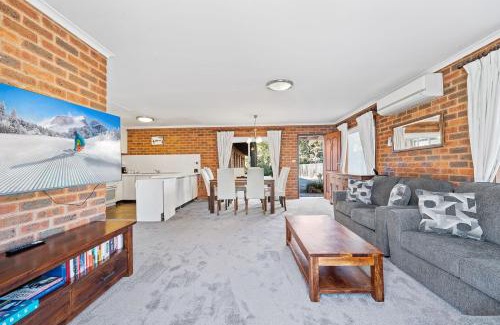 Jindabyne Casa | Sponars Onshore - 2BR Apartment l Pet-Friendly l WiFi l Air-Con l Fenced Backyard