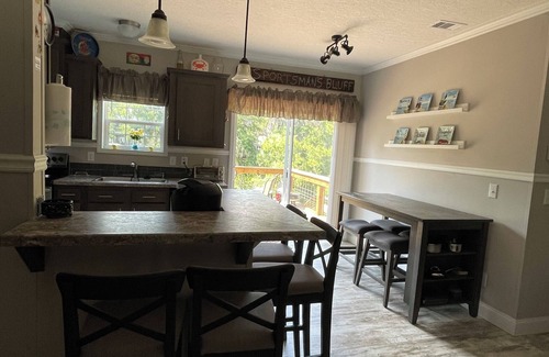 Welaka Casa | Sportsman's Bluff sits high above a deepwater canal with the river minutes away!