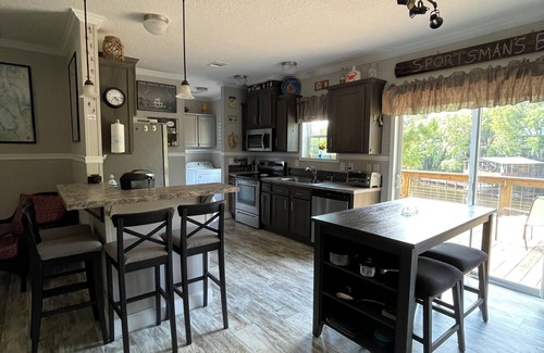 Welaka Casa | Sportsman's Bluff sits high above a deepwater canal with the river minutes away!