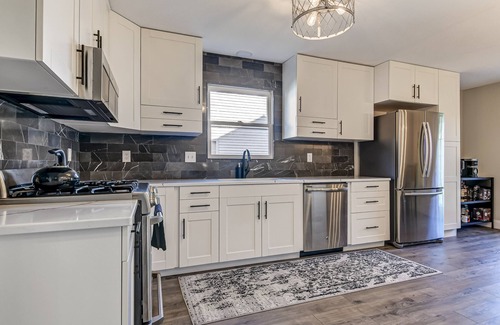 Chatham Casa | Spotless and Simple Trendy Condo Chatham/Springfield