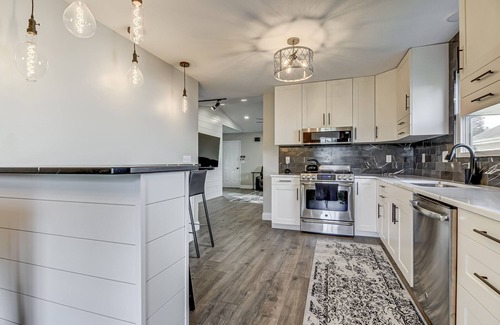 Chatham Casa | Spotless and Simple Trendy Condo Chatham/Springfield