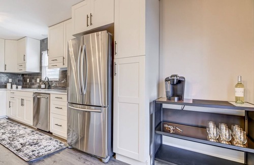 Chatham Casa | Spotless and Simple Trendy Condo Chatham/Springfield