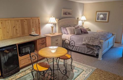 Prudenville Casa | Springbrook Inn East Room