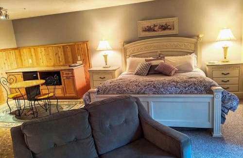 Prudenville Casa | Springbrook Inn East Room