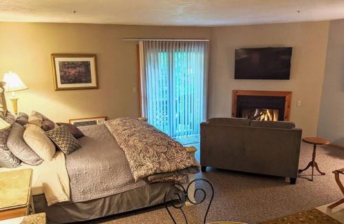 Prudenville Casa | Springbrook Inn East Room