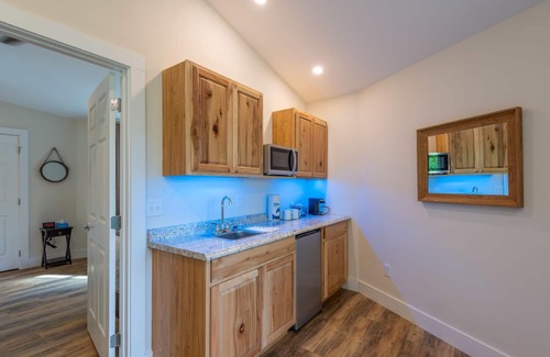 Canton Cabaña | Springdale Treehouse Lodging 6