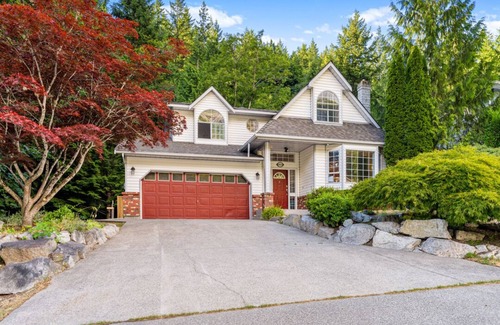 Squamish Casa | Squamish Outdoor Retreat with great location, views and outdoor space.