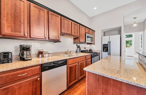 St. Louis Hotel | St Louis Townhome-Perfect for Groups!