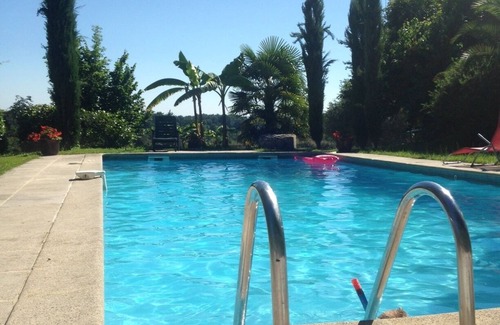 Hagetmau Casa | Establo de piscina y tenis disponible.