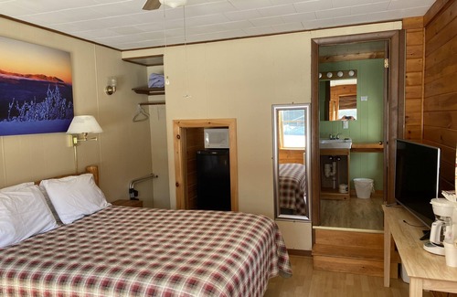 Stratton Hotel | Standard queen bed room sleeps 2