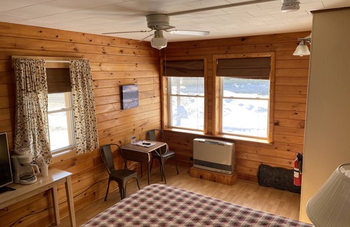 Stratton Hotel | Standard queen bed room sleeps 2