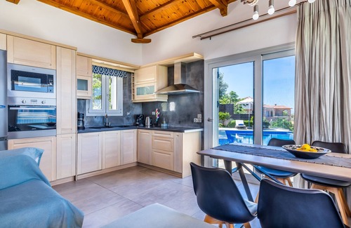 Glossa Villa | Villa de vanguardia con piscina infinita, jacuzzi, refrigeración confortable, vista del atardecer