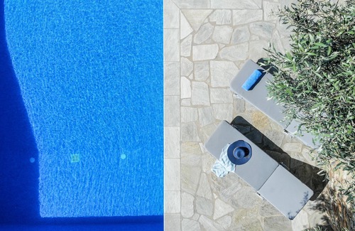 Glossa Villa | Villa de vanguardia con piscina infinita, jacuzzi, refrigeración confortable, vista del atardecer