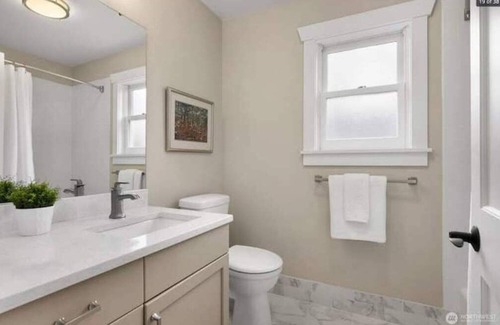 Queen Anne Casa | Stately Craftsman- Ideal corporate stay, DTWN: 1mi