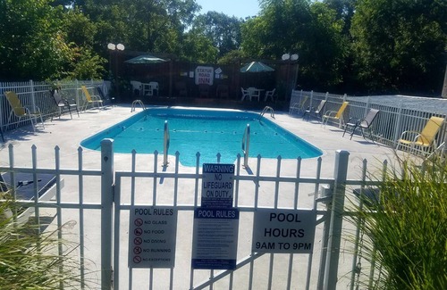 Eureka Springs Hotel | Statue Road Inn