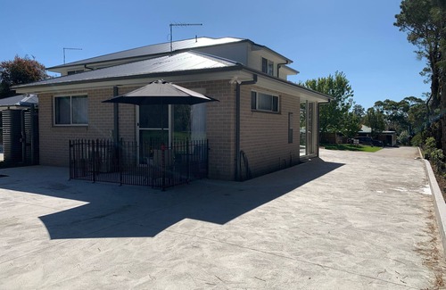 Colo Vale Cabaña | Stay and Relax 2 - is a private, new stylish cottage, in the Southern Highlands