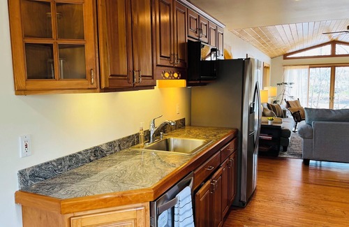 Baldwinsville Casa | Stay at our cozy pet friendly River Retreat on the banks of the Seneca River.