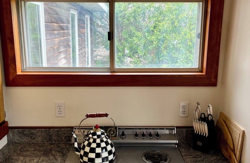 Baldwinsville Casa | Stay at our cozy pet friendly River Retreat on the banks of the Seneca River.