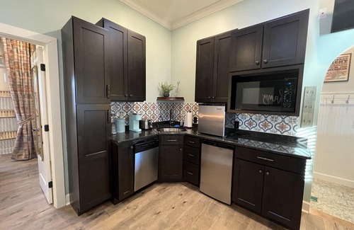 Bellevue Apartamento | Stay at the Hang- a 70's Inspired Suite in Nashville!