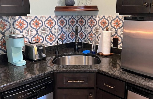 Bellevue Apartamento | Stay at the Hang- a 70's Inspired Suite in Nashville!