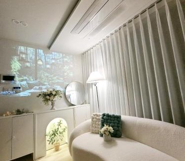 Hapjeong-dong Apartamento | STAY H Hapjung Cine #Hapjeong #Hongdae #Airport Railroad #New building #3 queen beds #7 people #1 minute to YG Entertainment #Elevator #Parking #Air conditioner in each room #Luggage storage #Hotel-style bedding #Movie