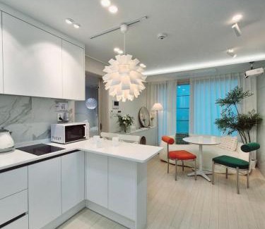 Hapjeong-dong Apartamento | STAY H Hapjung Cine #Hapjeong #Hongdae #Airport Railroad #New building #3 queen beds #7 people #1 minute to YG Entertainment #Elevator #Parking #Air conditioner in each room #Luggage storage #Hotel-style bedding #Movie