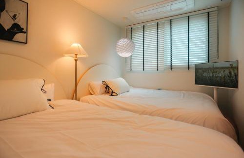 Hapjeong-dong Apartamento | STAY H Hapjung Cine #Hapjeong #Hongdae #Airport Railroad #New building #3 queen beds #7 people #1 minute to YG Entertainment #Elevator #Parking #Air conditioner in each room #Luggage storage #Hotel-style bedding #Movie