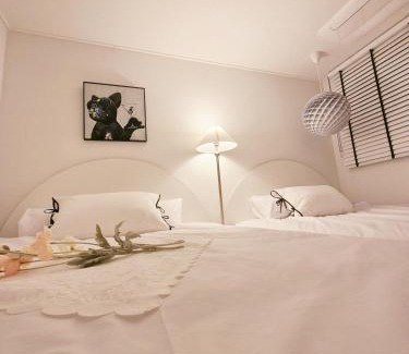 Hapjeong-dong Apartamento | STAY H Hapjung Cine #Hapjeong #Hongdae #Airport Railroad #New building #3 queen beds #7 people #1 minute to YG Entertainment #Elevator #Parking #Air conditioner in each room #Luggage storage #Hotel-style bedding #Movie