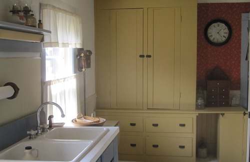 Jamestown Otro | Stay in an authentic 1823 post-and-beam framed Federal style rural farmhouse.