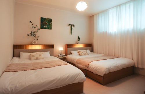Nonhyeon-dong Apartamento | Stay in joy Gangnam #선정릉역 도보4분 #올리모델링 #각방 에어컨 #무료 wifi #8인숙소 #호텔침구 #세탁건조기 #공항버스